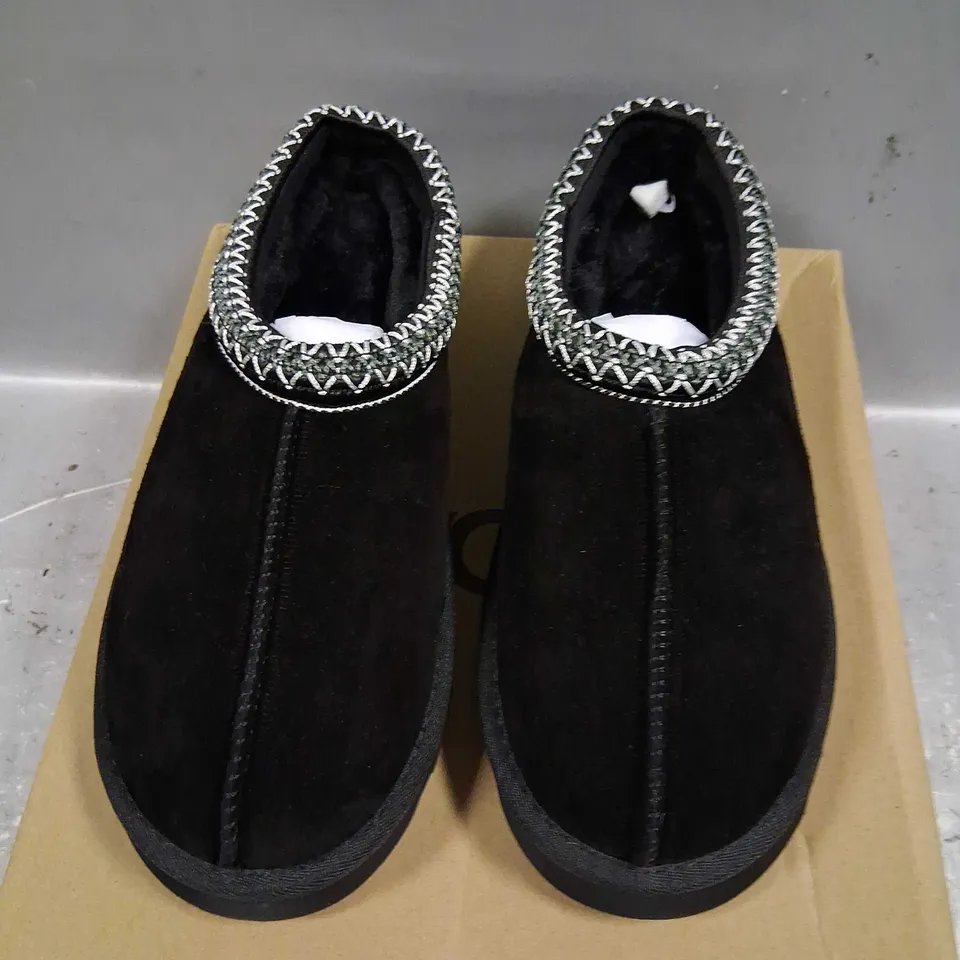 BOXED UGG KWAN W BAILEY BUTTON TZ07 SIZE 7