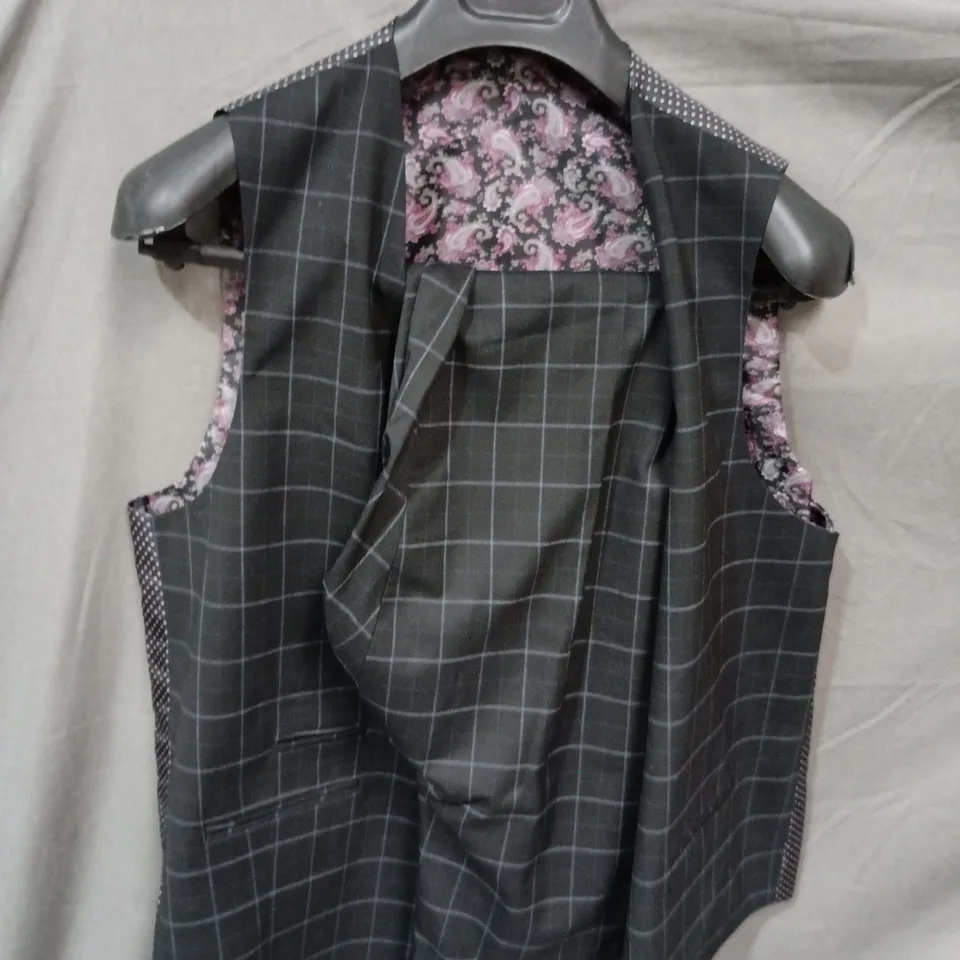 TRUCLOTHING MEN'S 3PCE SUIT IN BLACK CHECK – SIZE W: 44