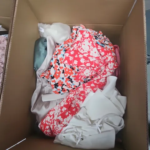 BOX OF APPROXIMATELY 15 ASSORTED CLOTHING ITEMS TO INCLUDE: T.M LEWIN TSHIRTS 