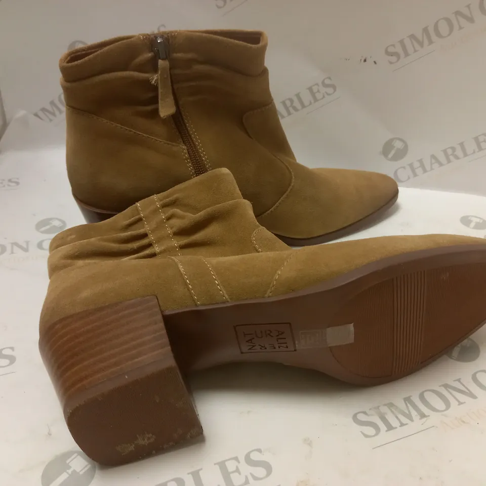 BEIGE / SAND BOOTS WITH HEELS - SIZE 9