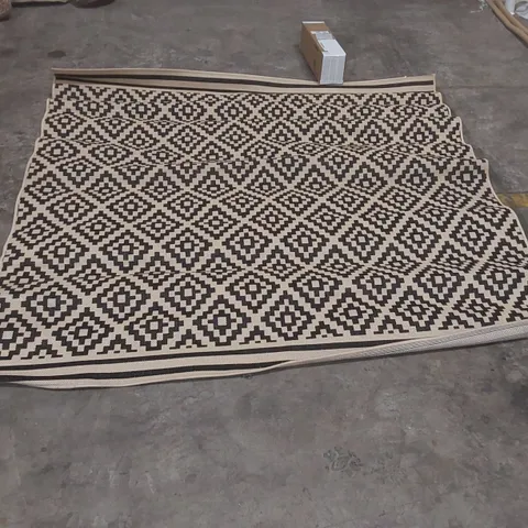 QUALITY DESIGNER PATTERNED RUG - APPROXIMATELY 200 x 200cm