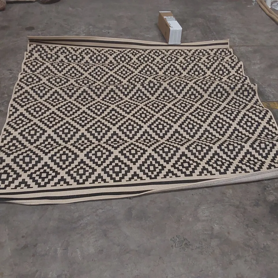 QUALITY DESIGNER PATTERNED RUG - APPROXIMATELY 200 x 200cm