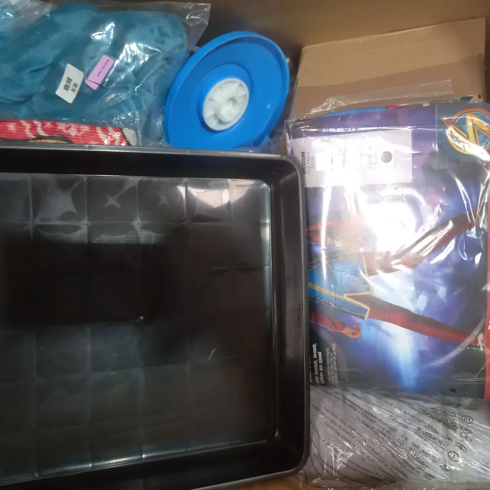 BOX OF APPROXIMATELY 20 ASSORTED HOUSEHOLD ITEMS TO INCLUDE LED STRIP, SILICONE WINDOW SQUEEGEE, 3 PIECE STEAMING POD SET, ETC