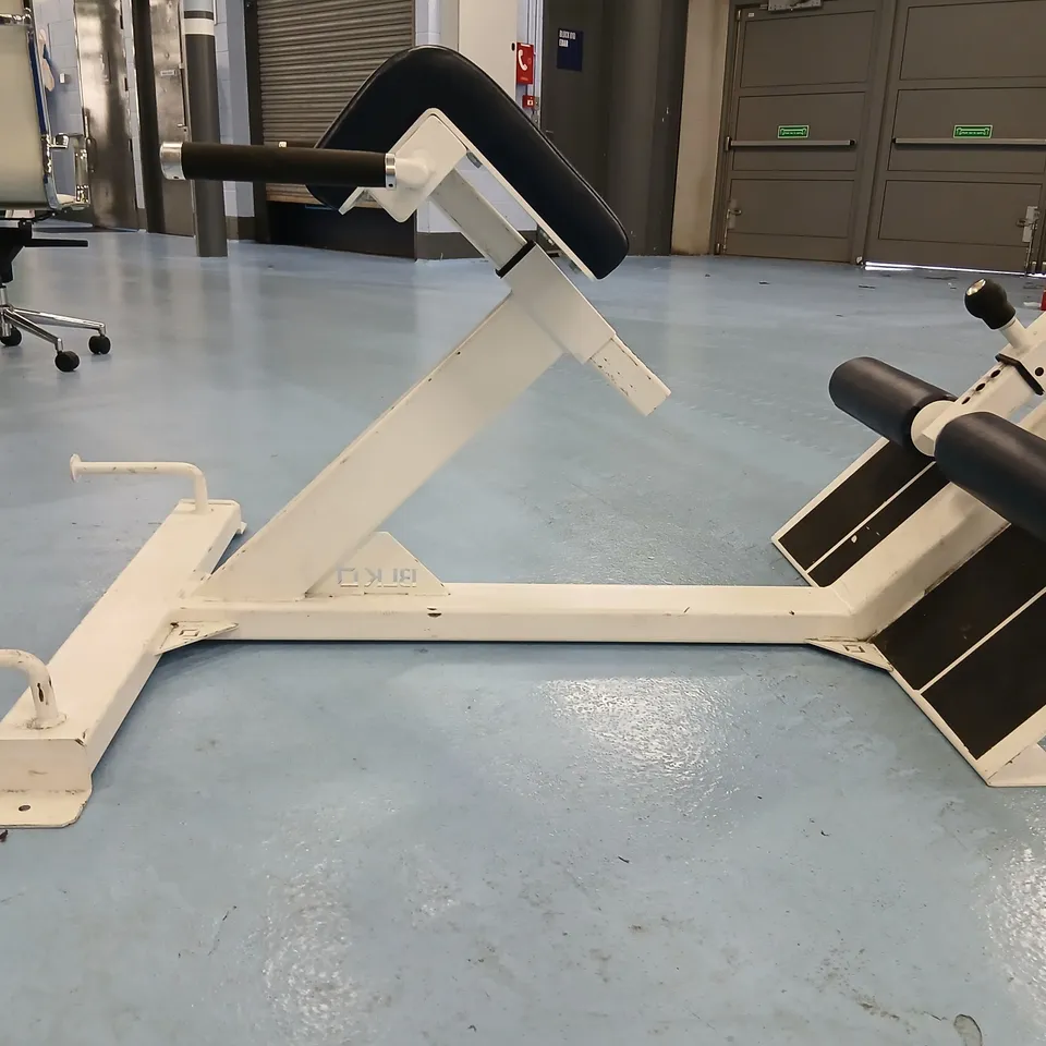 WHITE GYM LEG EXTENSION / LEG CURL BENCH WITH PADDED ROLLERS