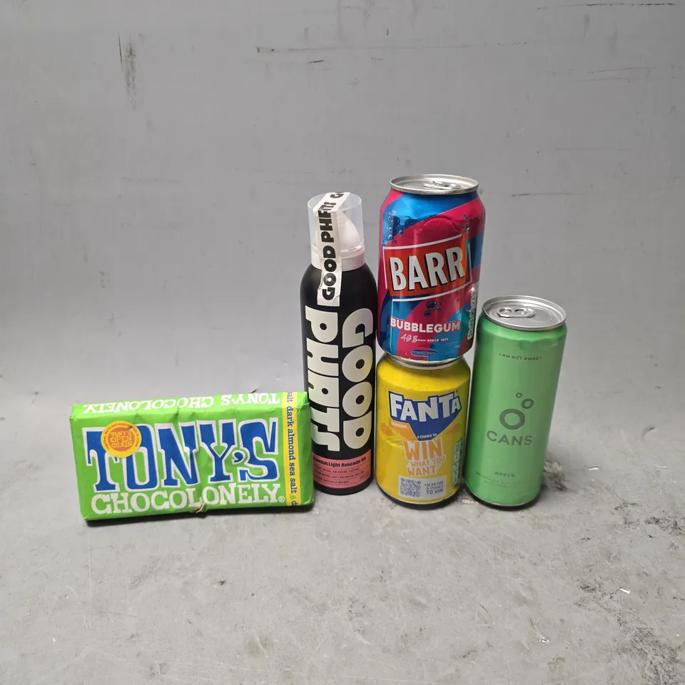 APPROXIMATELY 15 ASSORTED FOOD & DRINK ITEMS TO INCLUDE - BARR BUBBLEGUM , FANTA LEMON , CANS APPLE ETC