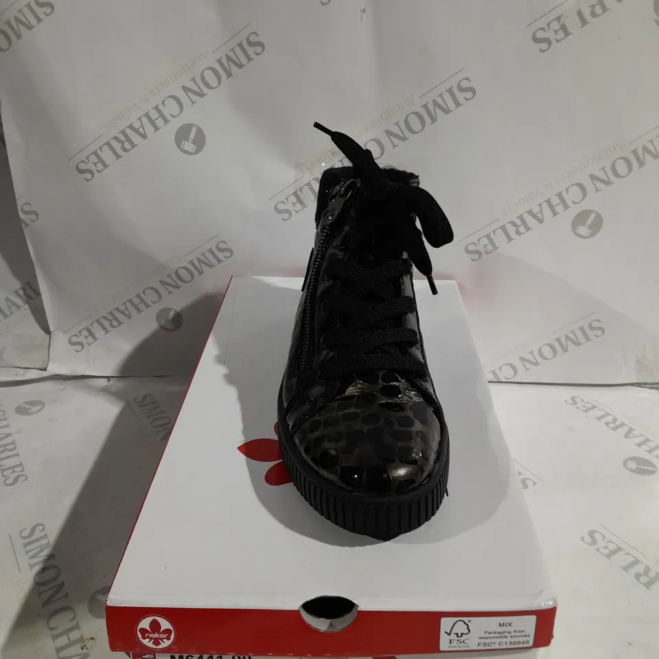BOXED PAIR OF RIEKER FLEECE LINING BLACK PATENT/BRONZE SIDE ZIP TRAINER BOOTS IN BLACK UK SIZE 5