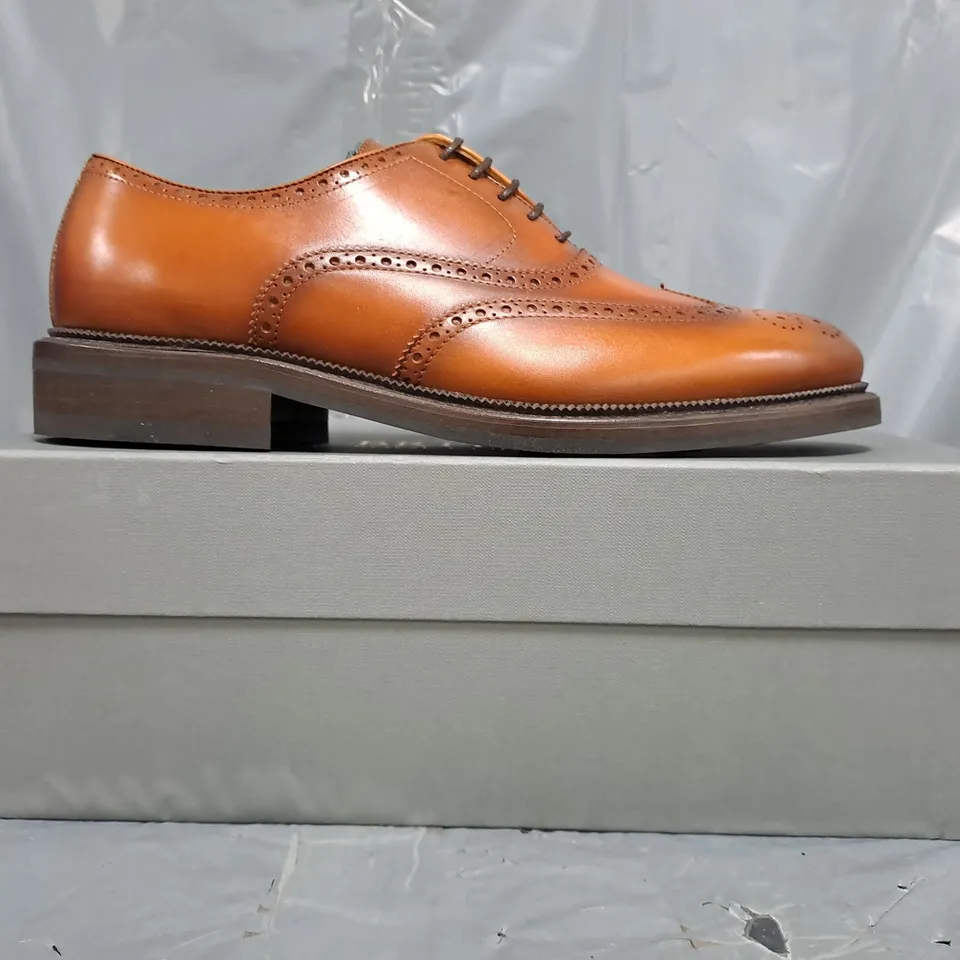 BOXED PAIR OF BRITISH SHOE COMPANY LACE UP SHOES IN TAN SIZE UK 8