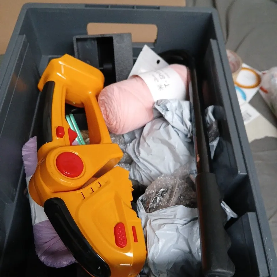APPROXIMATELY 15 ASSORTED HOUSEHOLD PRODUCTS TO INCLUDE MARIGOLD EXTRA LIFE KITCHEN GLOVES STAPLE GUN AND NISSARY T SHIRT YARN