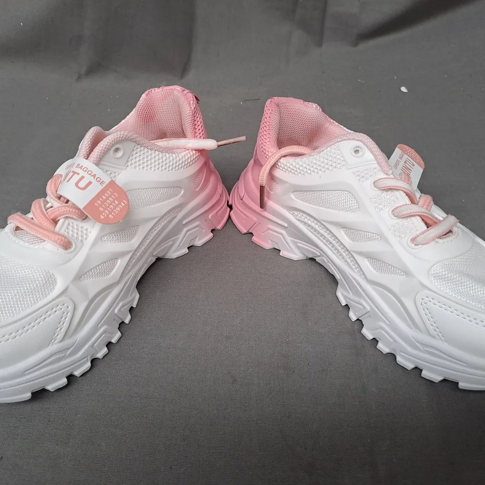 BOXED PAIR OF JINTU KIDS SHOES IN WHITE/PINK GRADIENT EU SIZE 32