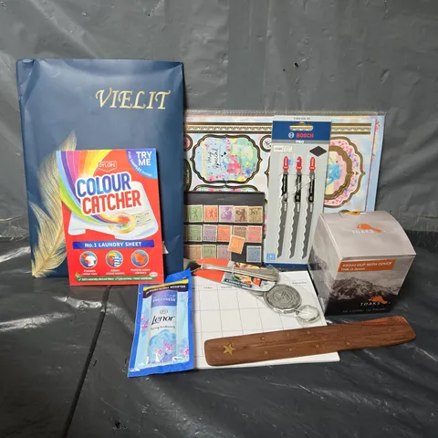 APPROXIMATELY 20 ASSORTED HOUSEHOLD ITEMS TO INCLUDE TOAKS 450ML CUP, COLOUR CATCHER, DINNER FORKS, ETC