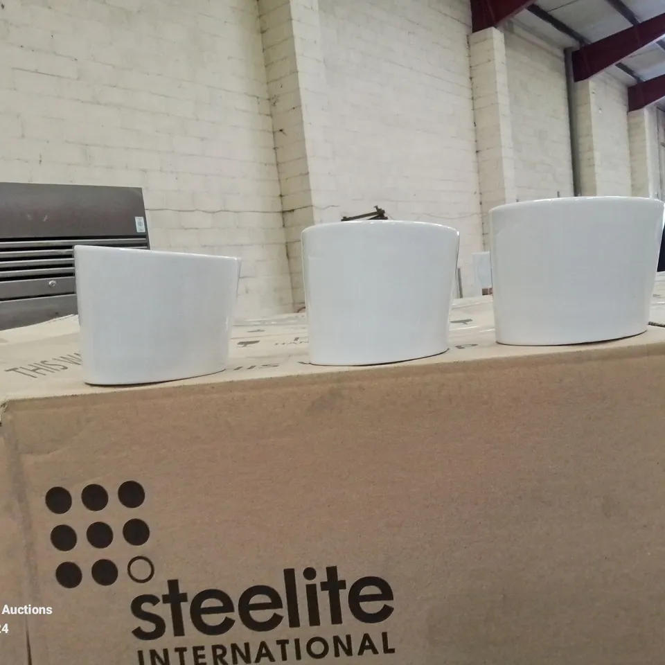 PALLET CONTAINING LARGE AMOUNT OF TILTED SIDE POTS/RAMEKINS (GREEN AND WHITE)