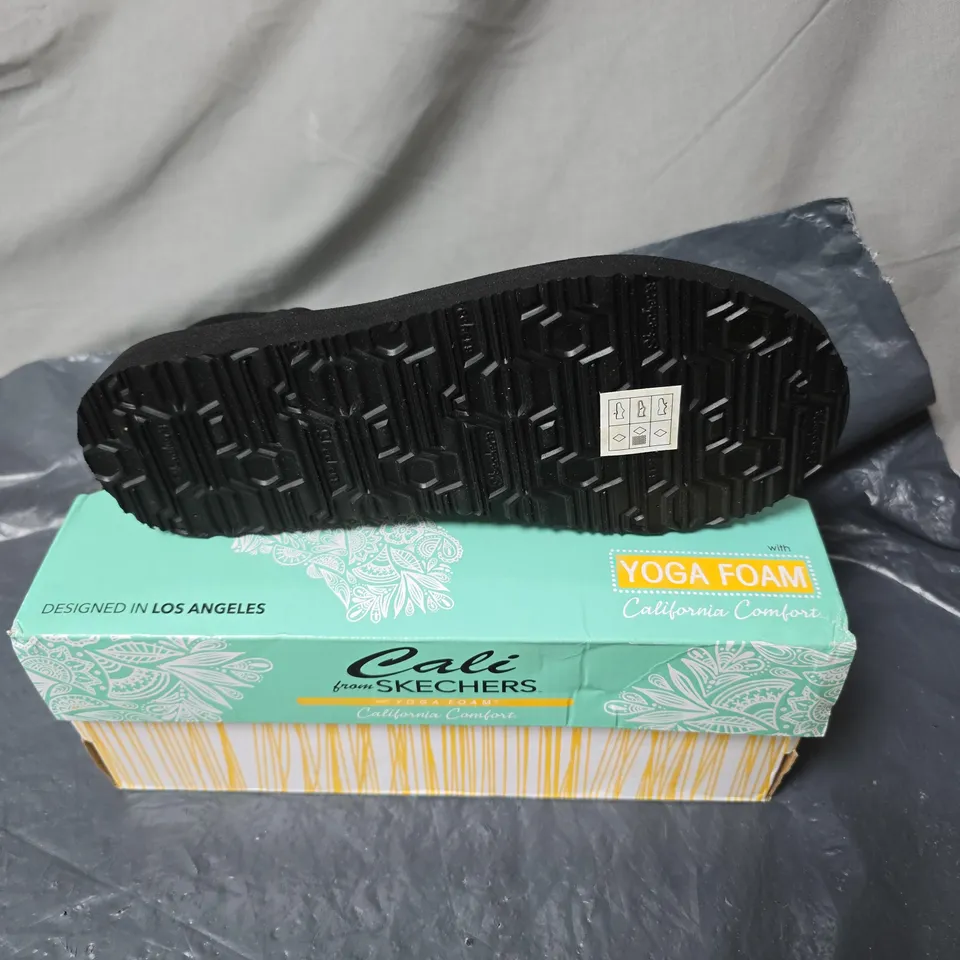 SKECHERS CALI WOMEN'S SANDALS – BLACK GLITTER STRAPS, YOGA FOAM, DESIGNED IN LOS ANGELES SIZE 5