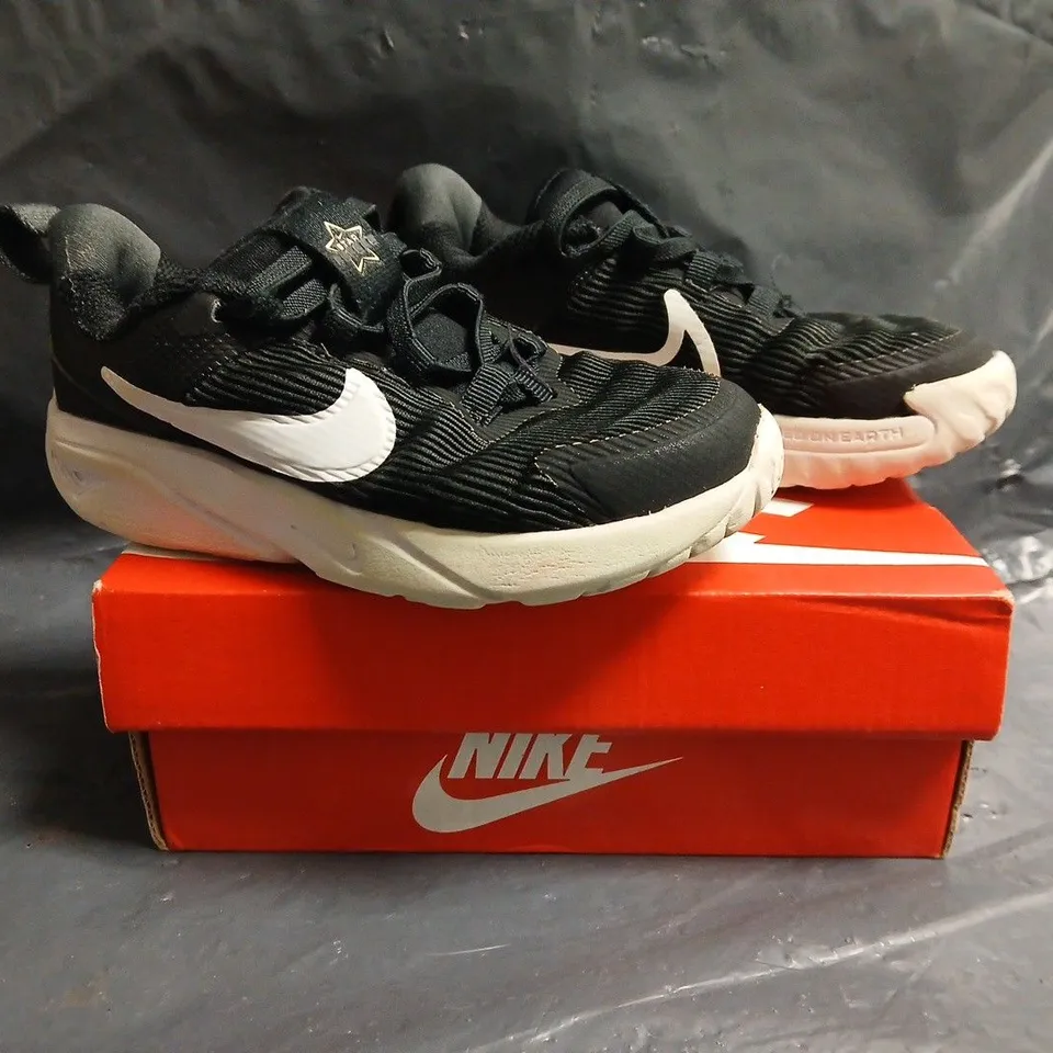 BOXED PAIR OF NIKE KID'S SHOES IN BLACK/WHITE SIZE UK 9.5