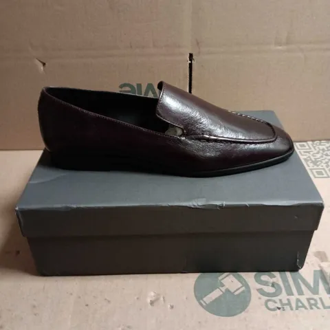 BOXED PAIR OF ARRANGE BROWN LEATHER SLIP-ON LOAFERS - 7