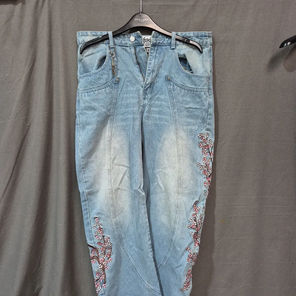 WOMEN’S LIGHT-WASH DENIM JEANS WITH FLORAL EMBROIDERY – SIZE M