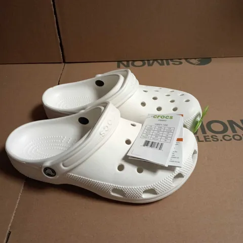 CROCS CLASSIC CLOGS – WHITE SIZE M6 W7