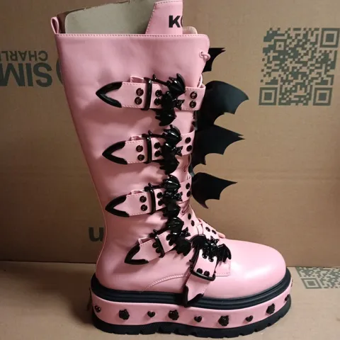 BOXED KOI MONSTER HIGH COUNT FABULOUS LONG BOOTS IN PINK - UK 6