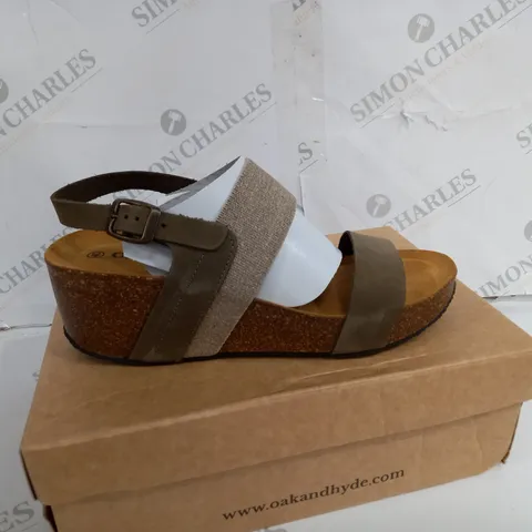 BOXED PAIR OF OAK&HYDE SIZE 40