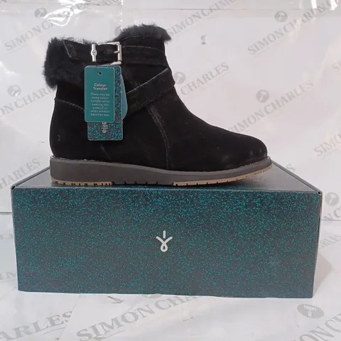 BOXED PAIR OF EMU AUSTRALIA MERAK SUEDE BOOTS IN BLACK SIZE 5