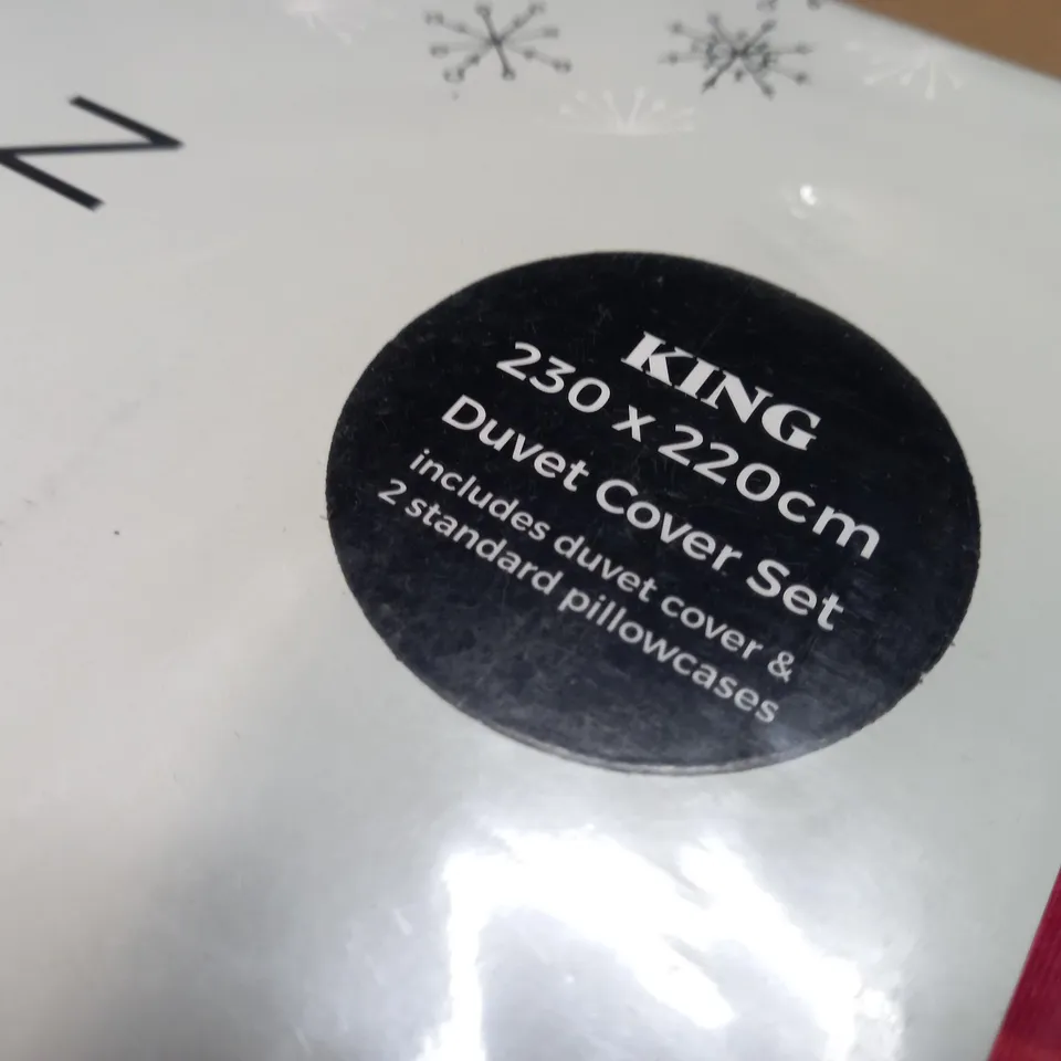 PACKAGED FUSION SANTA/CHRISTMAS THEMED RED KING SIZE DUVET SET