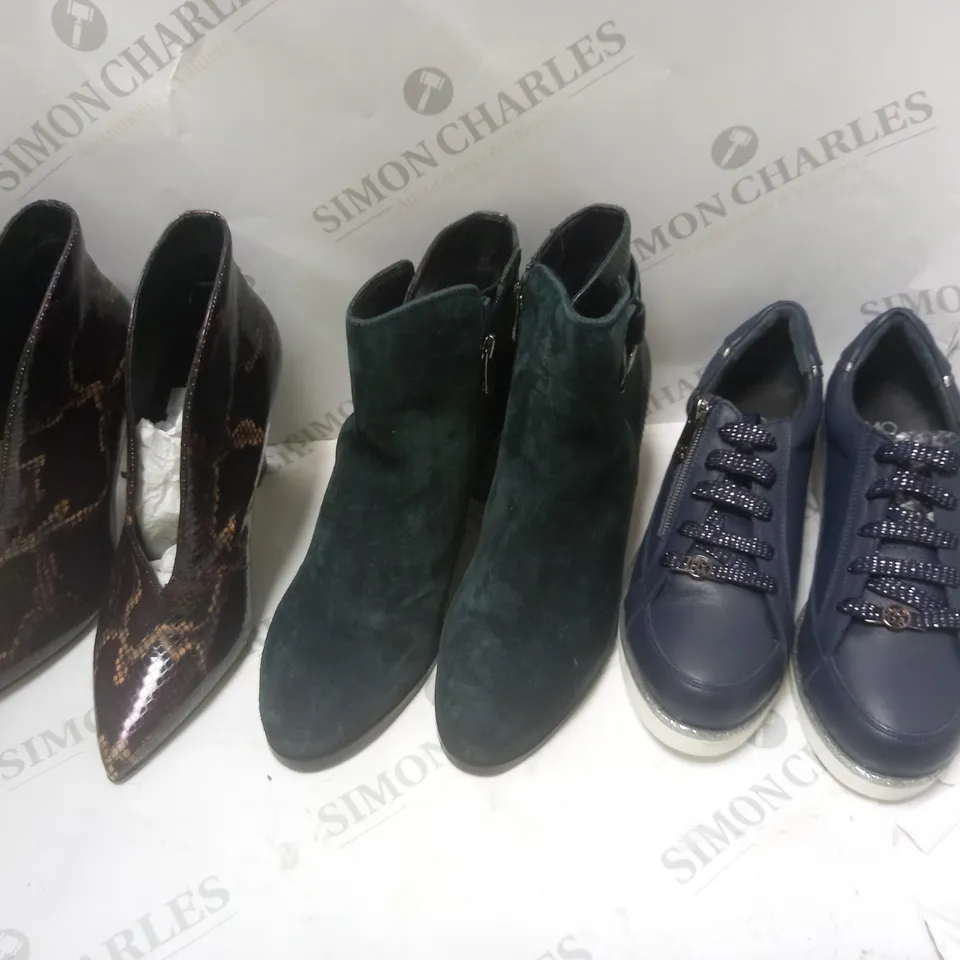 3 ASSORTED PAIRS OF SHOES INCLUDING HEELS, BOOTS AND TRAINERS - SIZES 6-7