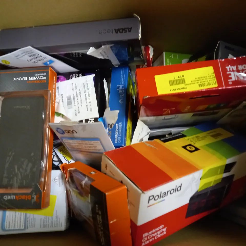 BOX OF APPROXIMATELY 20 ASSORTED HOUSEHOLD ITEMS TO INCLUDE BLACKWEB USB-C UNIVERSAL CHARGER, MIXX G# IN EAR EARPHONES, BLACKWEB SYNC AND CHARGE CABLE, ETC