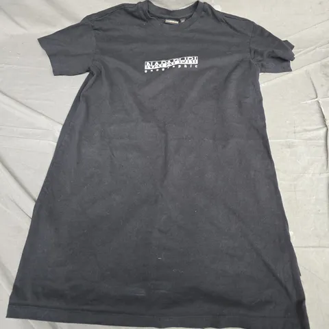 NAPAPIJRI GEOGRAPHIC LOGO T-SHIRT – BLACK – SIZE S