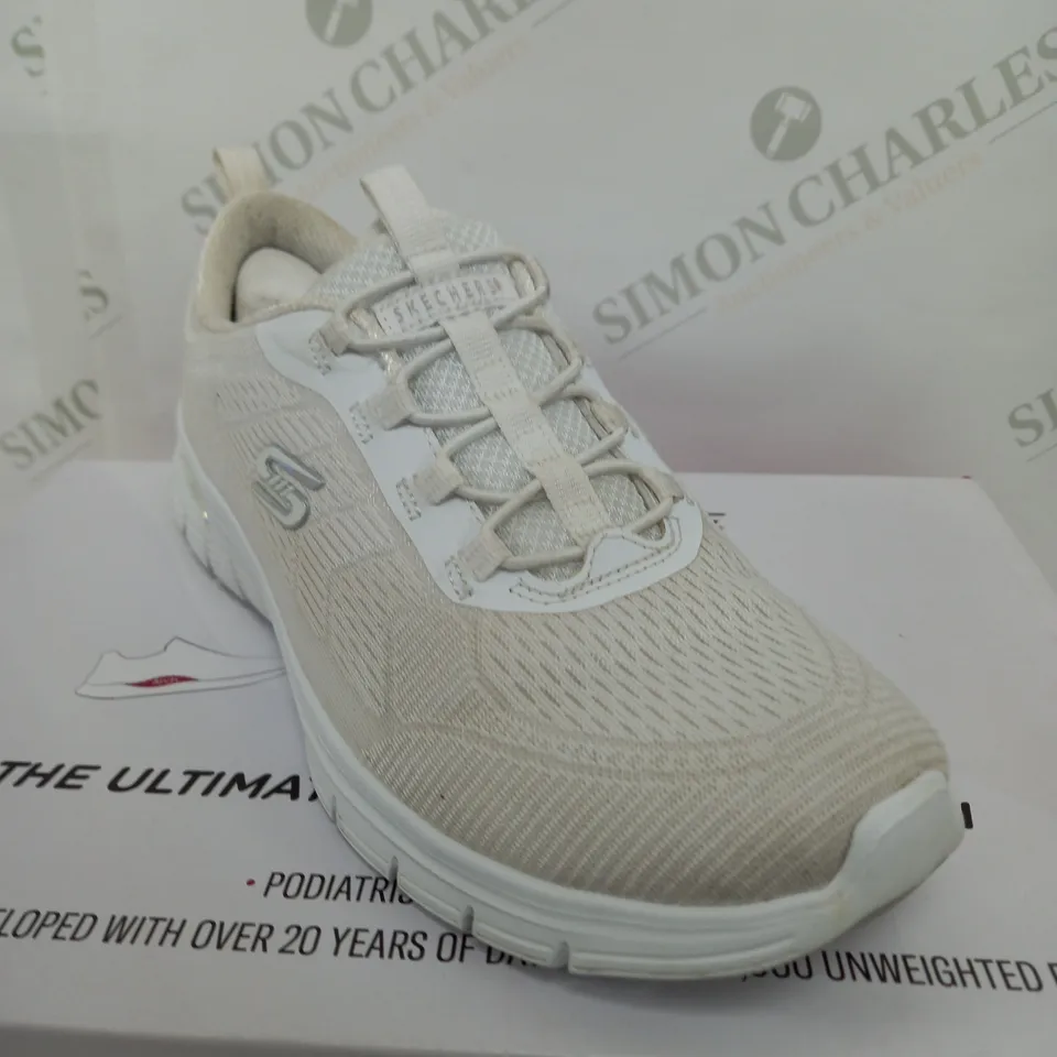 BOXED PAIR OF SKETCHERS BUNGEE TRAINERS IN WHITE SIZE 6