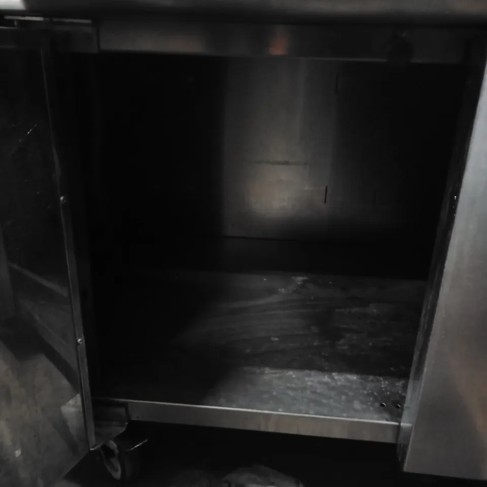 BARON MOBILE COOKING RANGE WITH CHROME GRILL & 4 ZONE COOKTOP (CRACK TO TOP)