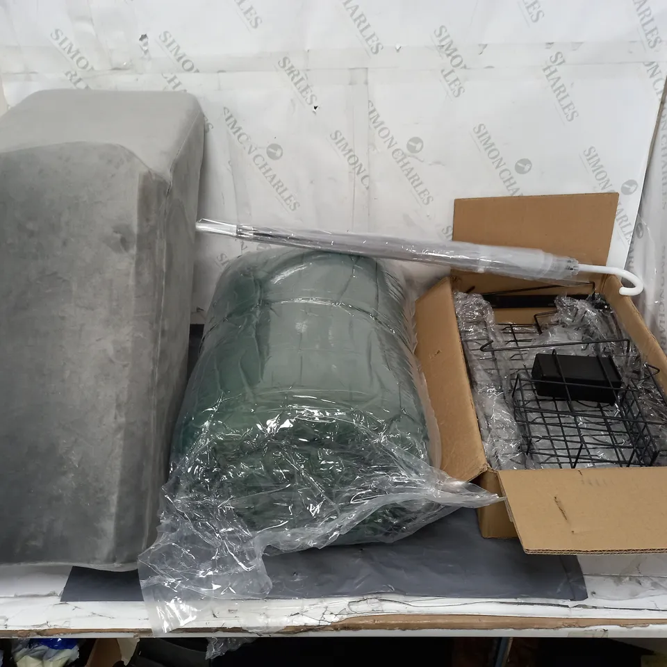 LARGE BOX OF APPROXIMATELY 5 ASSORTED HOUSEHGOLD ITEMS TO INCLUDE UMBRELLA, STICKY BOARD, HANGING FLOWER BED WALL, AND CAT LITTER TRAY ETC