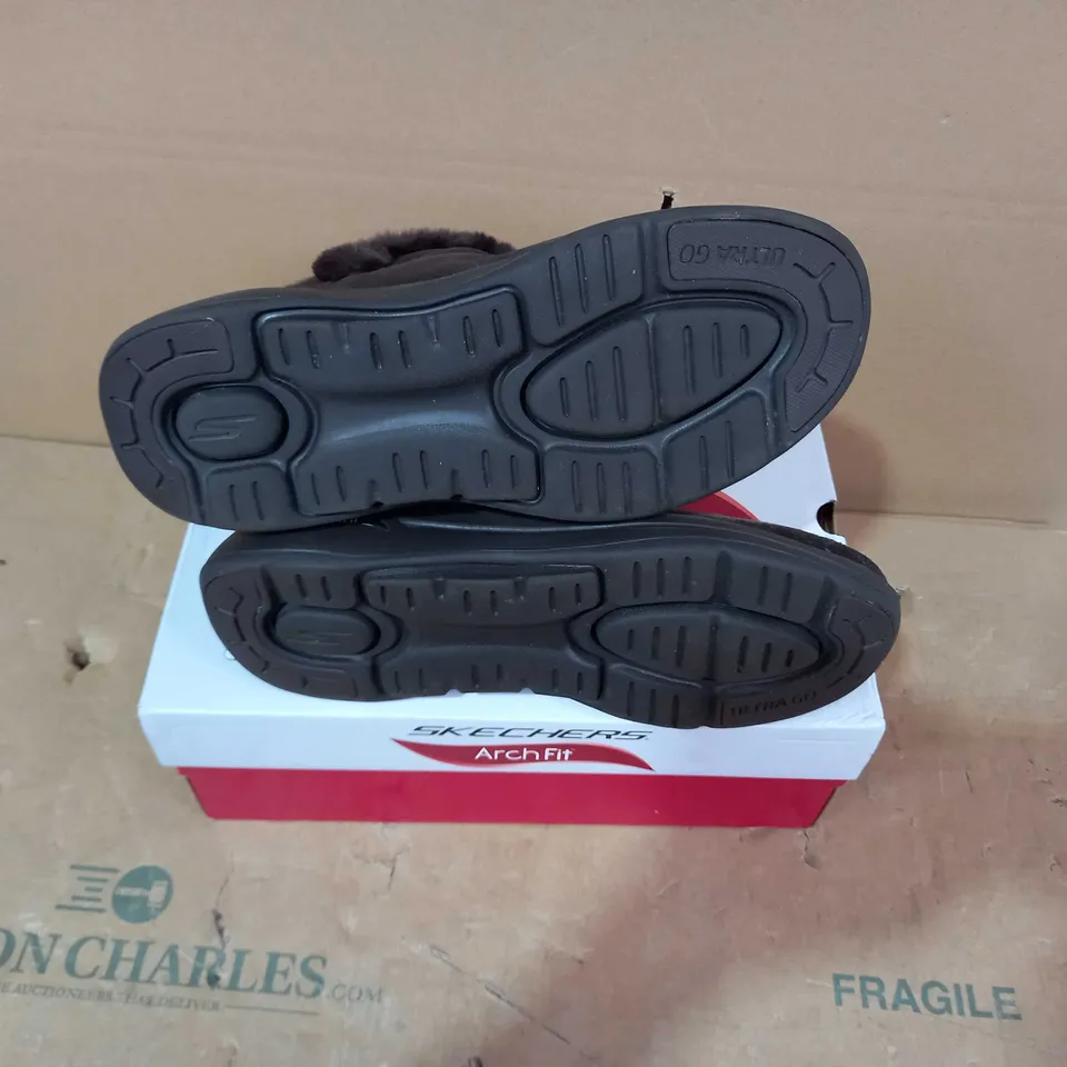 BOXED PAIR OF SKECHERS - SIZE 7