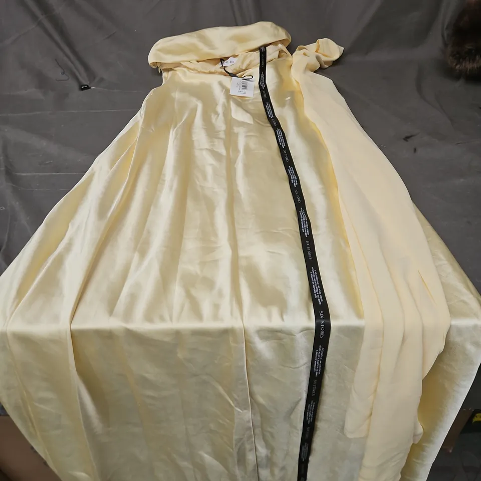 SIX STORIES BANDEAU SATIN BRIDESMAID DRESS WITH CHIFFON NECK SCARF – CREAM. SIZE 8