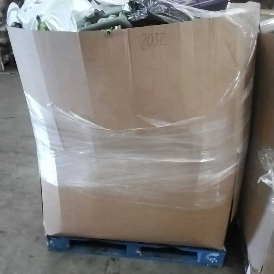 A PALLET CONTAINING ASSORTED HOSES, SLEEPING BAGS ETC