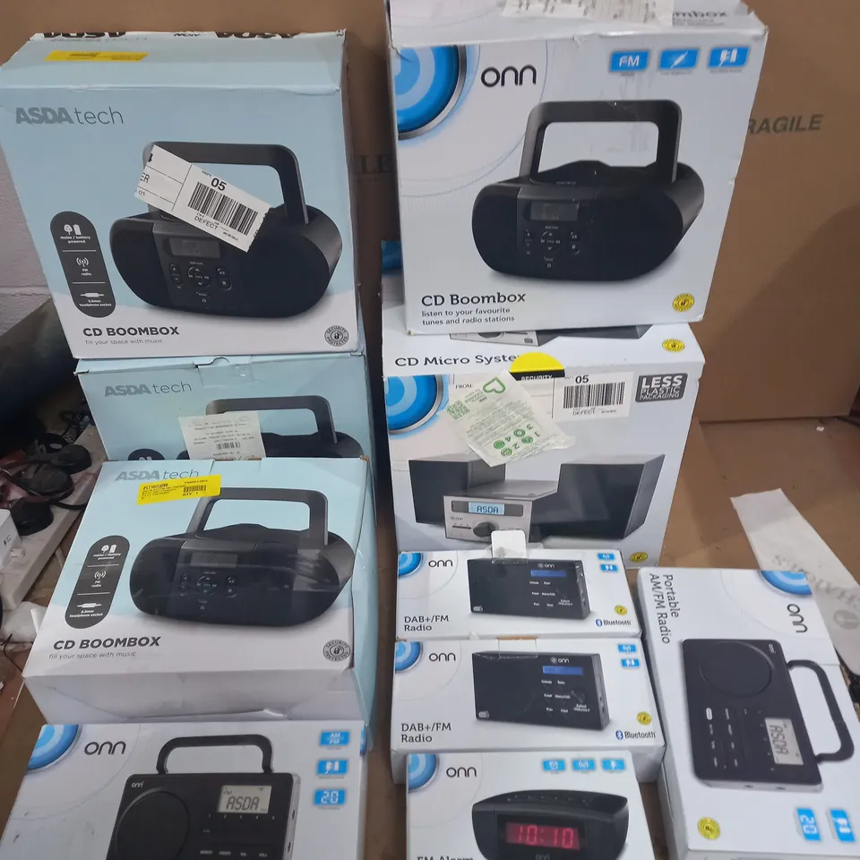 LOT OF APPROX 10 ASSORTED MUSIC SYSTEMS TO INCLUDE CD BOOMBOXES, RADIOS, ALARM CLOCK ETC