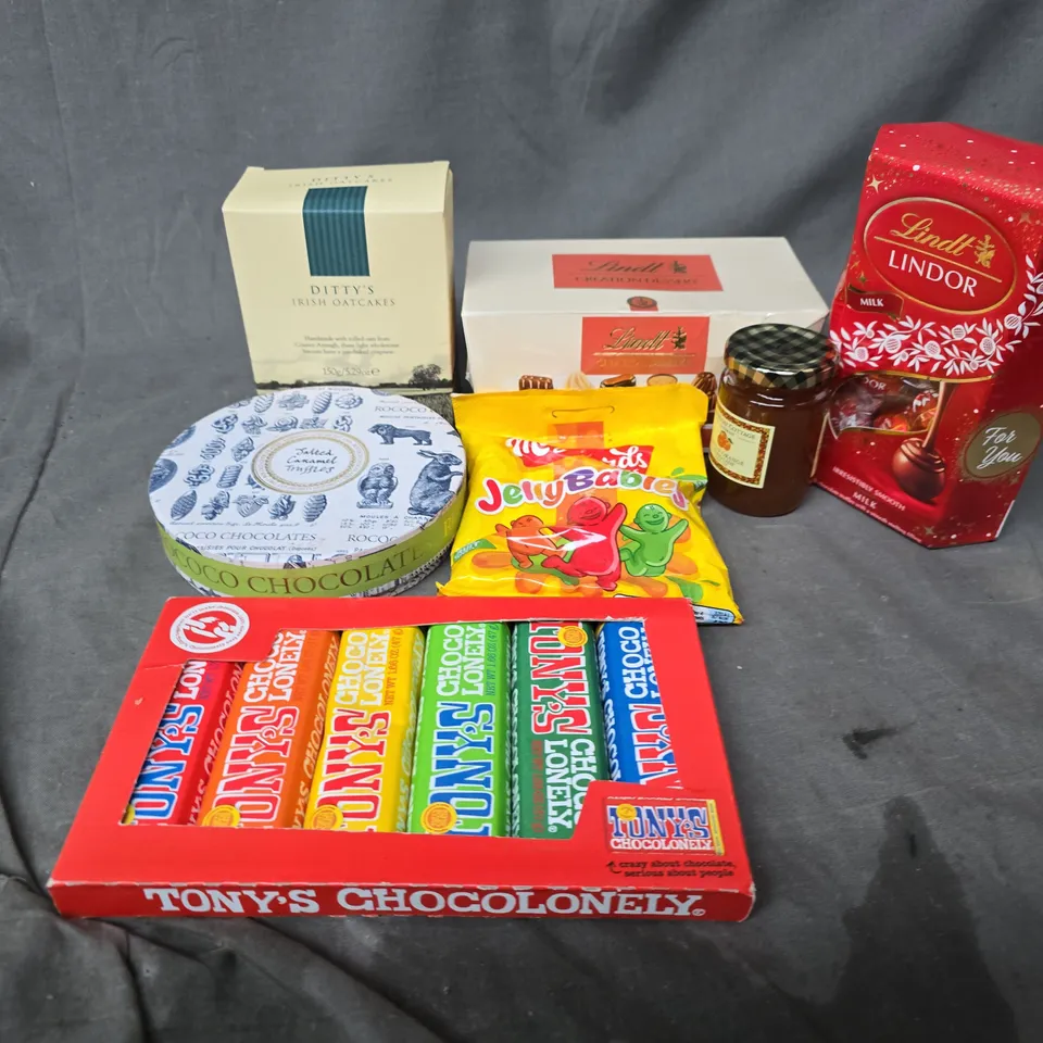 APPROXIMATELY 10 ASSORTED FOOD & DRINK ITEMS TO INCLUDE JELLY BABIES, DITTYS IRISH OATCAKES, TONYS CHOCOLONEY, ETC - COLLECTION ONLY