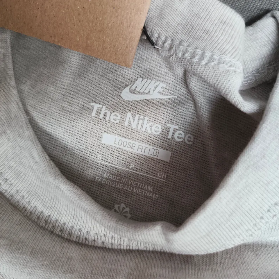 NIKE THE NIKE TEE IN GREY - SMALL