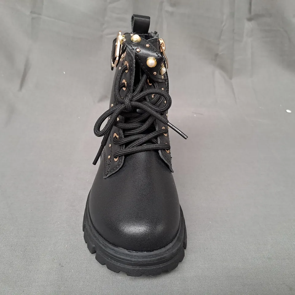 BOXED PAIR OF DESIGNER KIDS ANKLE BOOTS IN BLACK EU SIZE 30