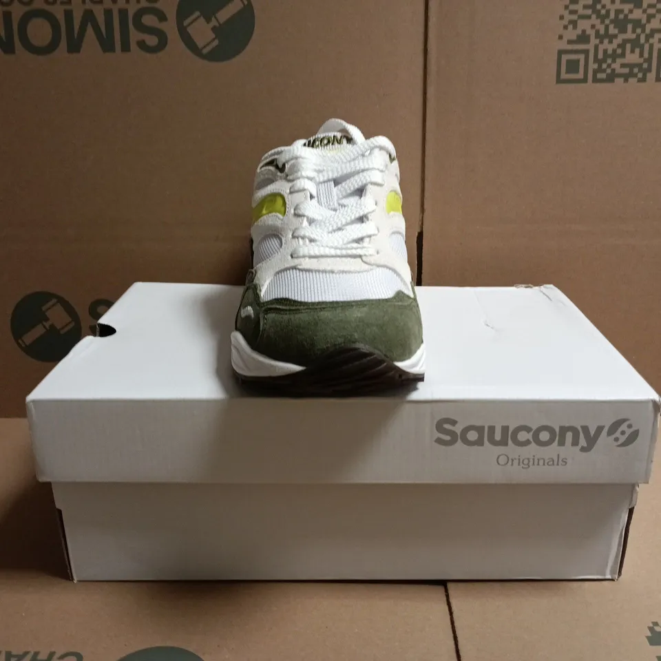 BOXED PAIR OF SAUCONY TRAINERS IN WHITE/MOSS/LIME SIZE UK 8