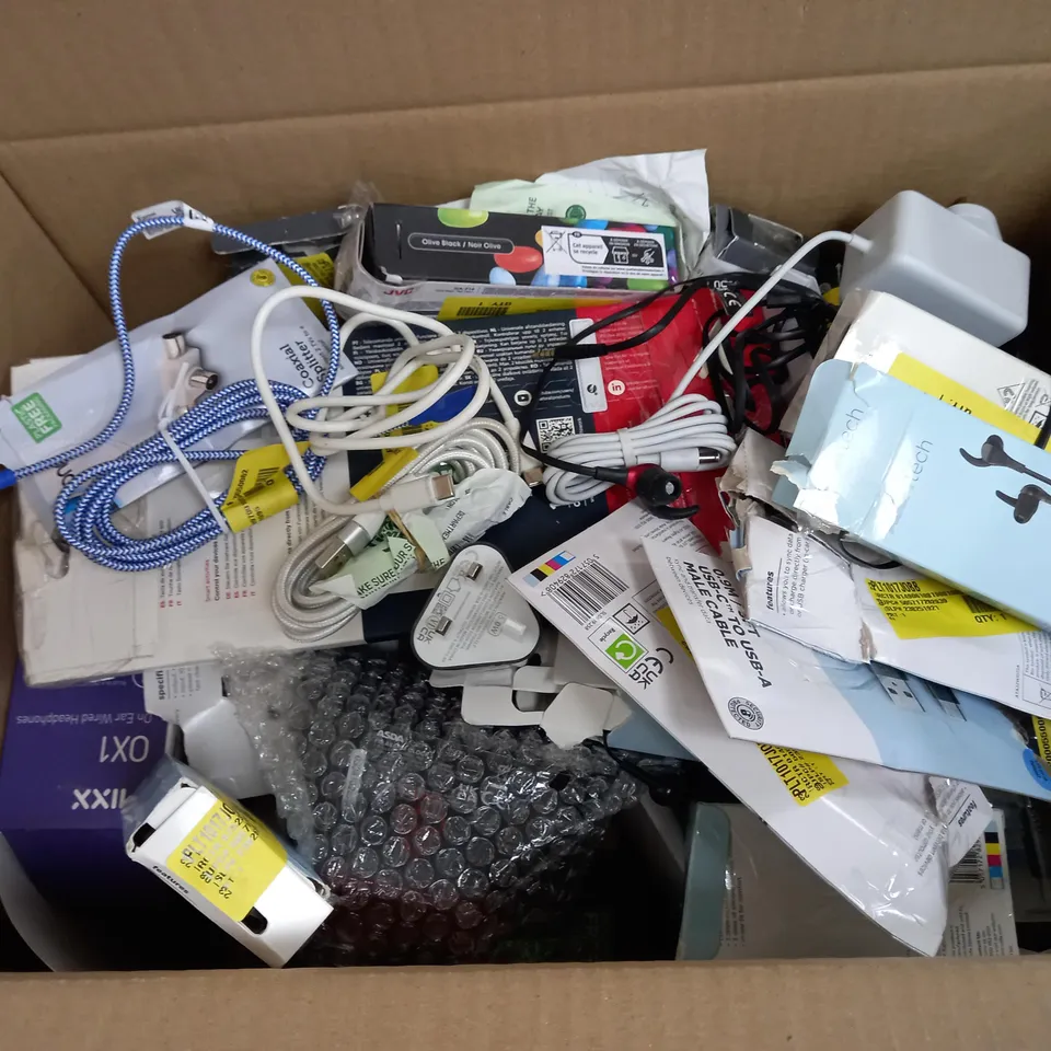BOX OF APPROXIMATELY 25 ASSORTED ELECTRICALS TO INCLUDE KIDS HEAPHONES, SANDISK, JUICE WIRELESS CHARGER, ETC