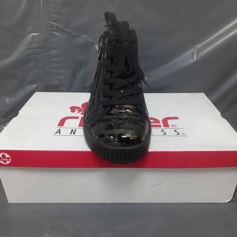 BOXED PAIR OF RIEKER TRAINER SIDE-ZIP BOOTS IN BLACK MULTI SIZE 4