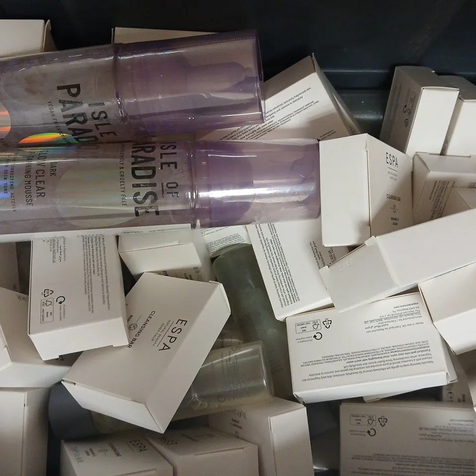 APPROXIMATELY 20 ASSORTED COSMETIC ITEMS INCLUDING VARIOUS MAKES AND BRANDS - COLLECTION ONLY