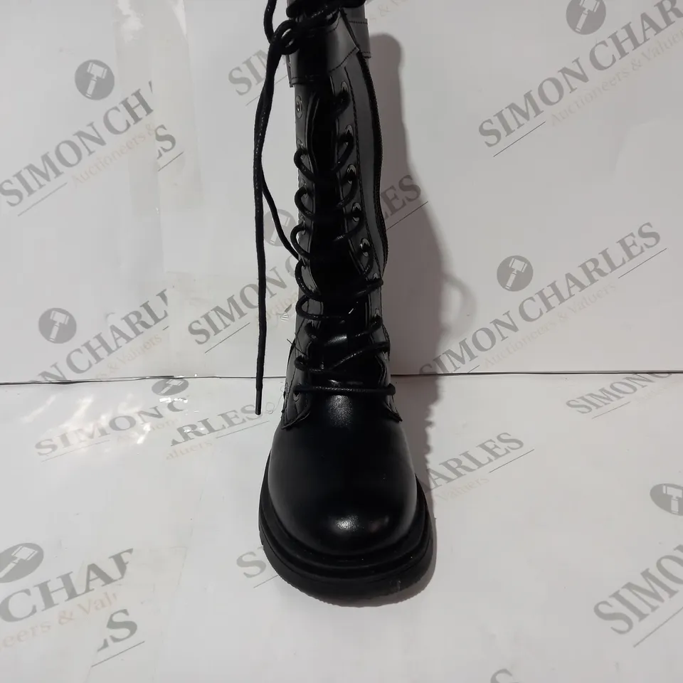 BOXED PAIR OF DESIGNER ANKLE BOOTS IN BLACK EU SIZE 31