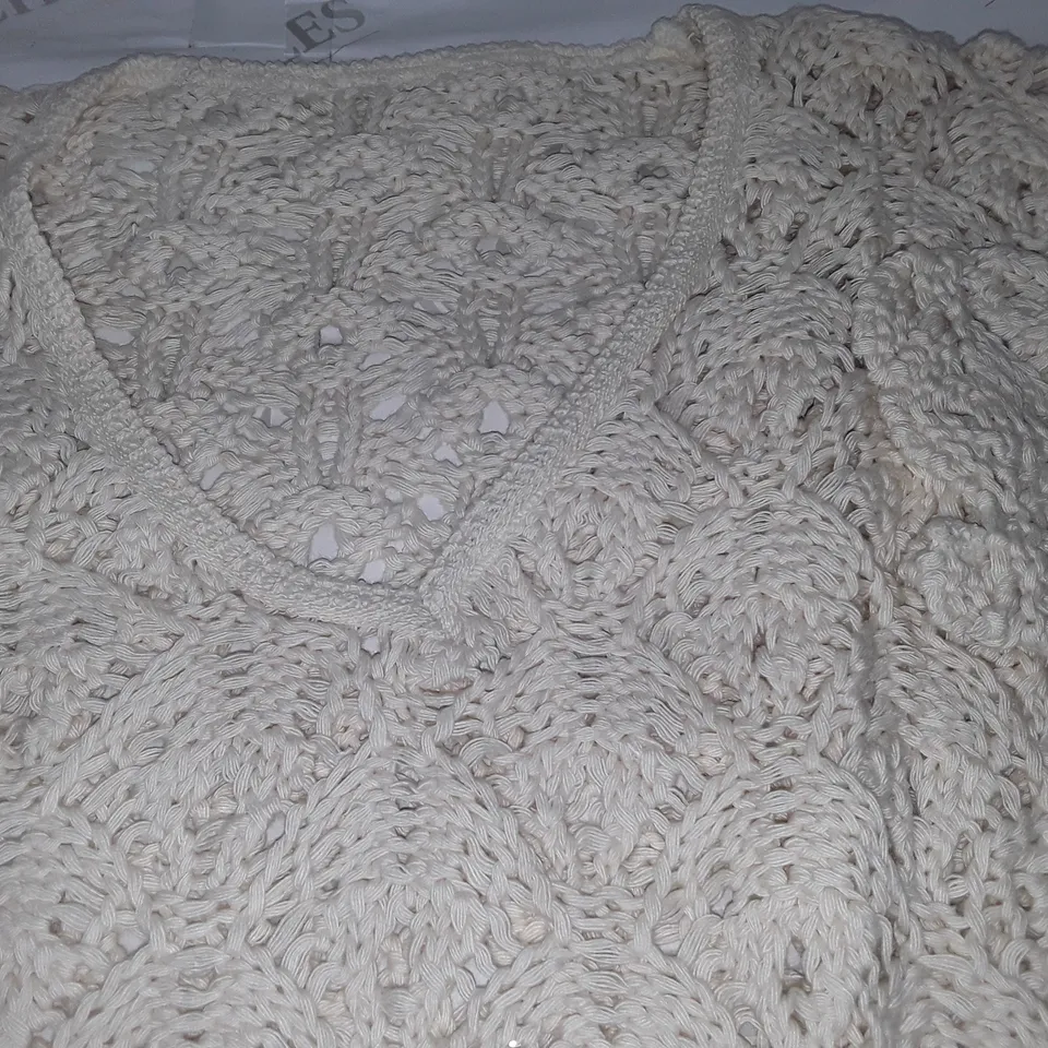LOT OF APPROXIMATELY 20 CROCHET PULL JUMPERS IN CREAM - SIZE UNSPECIFIED 