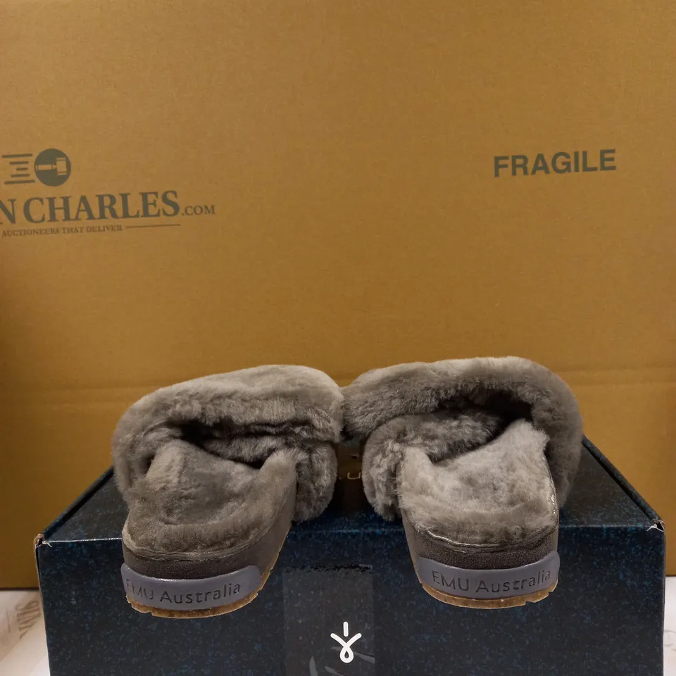 EMU AUSTRALIA JOLIE SHARKY  SLIPPER SIZE 4