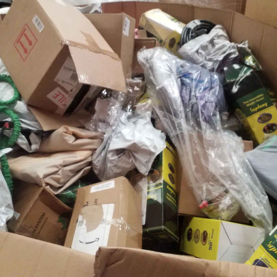PALLET CONTAINING ASSORTED GARDEN HOSES & INFLATABLES 