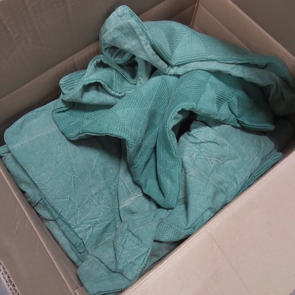 BOX TO CONTAIN A LARGE QUANTITY OF CUSHION COVERS // SIZE: 40 X 40cm