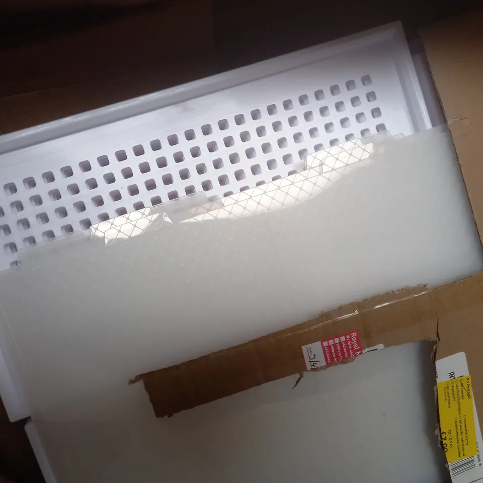 a box of 4 assorted household items to include cushions  pet bed etc.