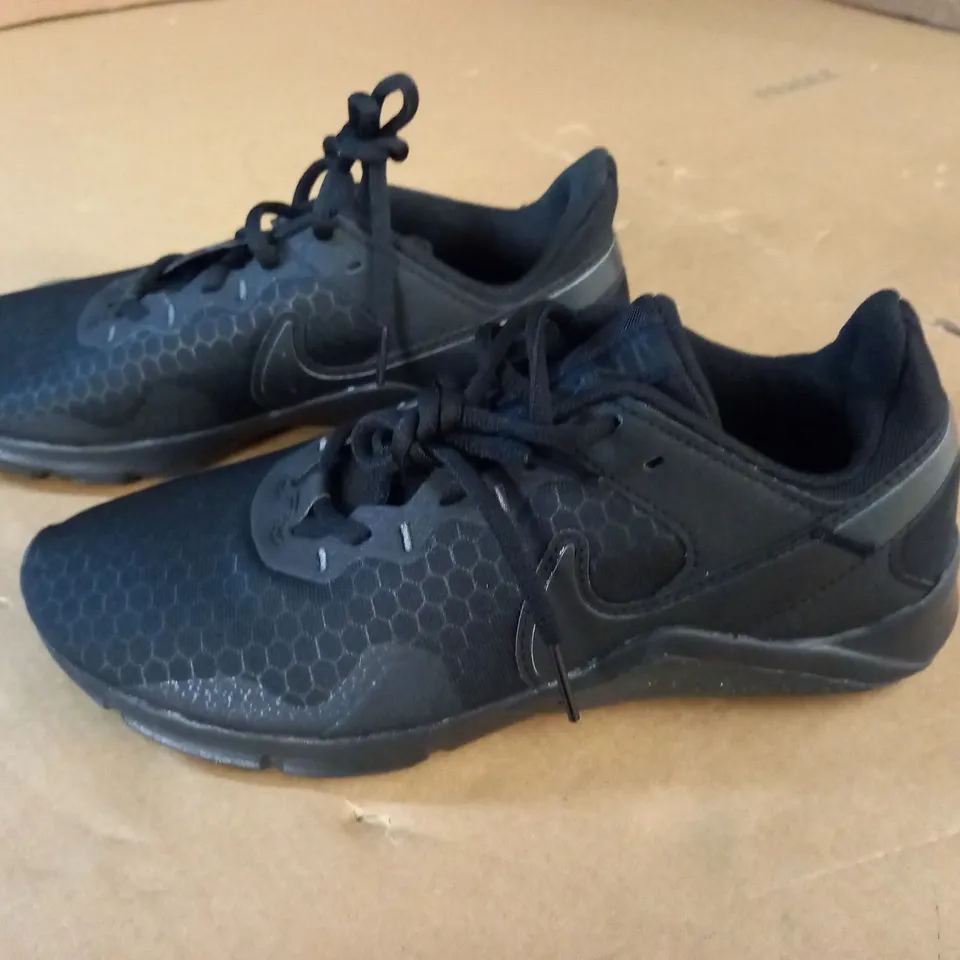 PAIR OF NIKE BLACK TRAINERS - UK 6.5