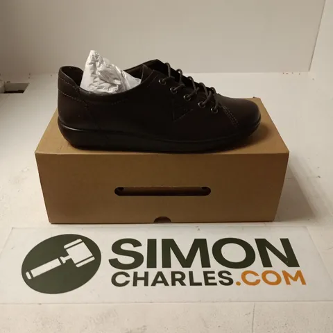 BOXED PAIR OF ECCO SOFT 2.0 W LACE SHOES IN BROWN - EU 38