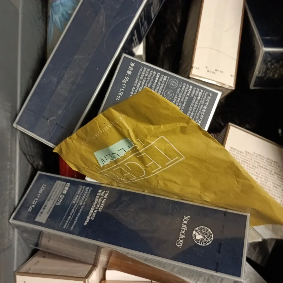 APPROXIMATELY 15 ASSORTED HEALTH & BEAUTY PRODUCTS TO INCLUDE CANTU CONDITIONER, YOUTHOLOGY FACIAL CLEANSER, HAIR BAND ETC